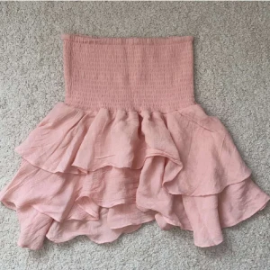 Rosa volangkjol - Rosa volangkjol💖 den är lågmidjad💘