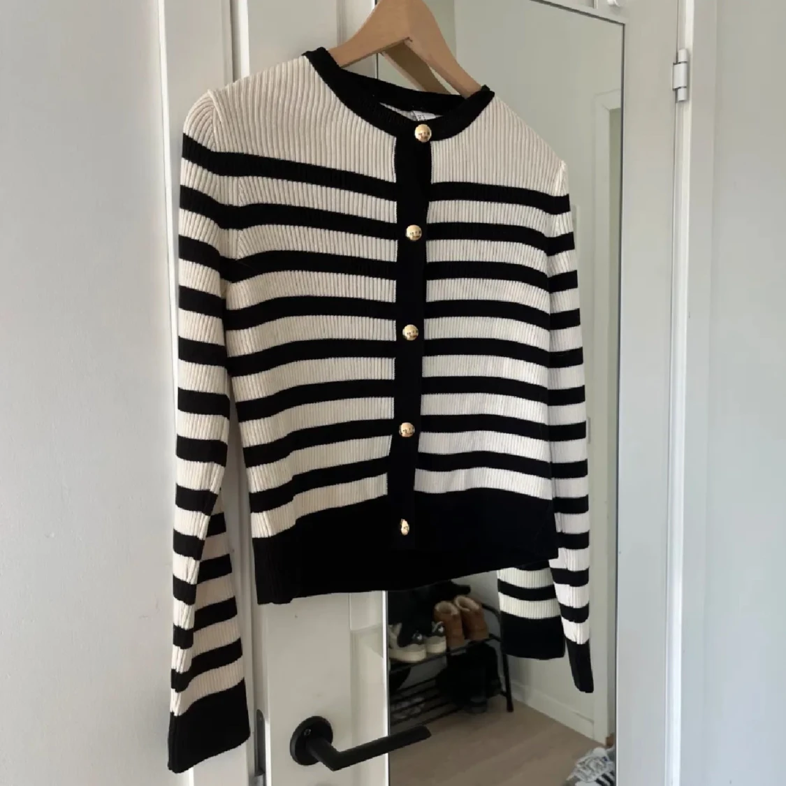 Randig kofta med guldknappar