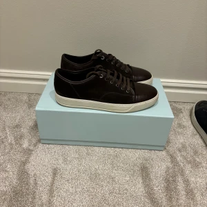 Lanvin cap tor - Tja säljer mina lanvin skor storlek 7 vilket motsvarar 41/42. Skicket på skorna är 8,5/10 allt og fås med. Nypris är 5200 och priser ej hugget i sten