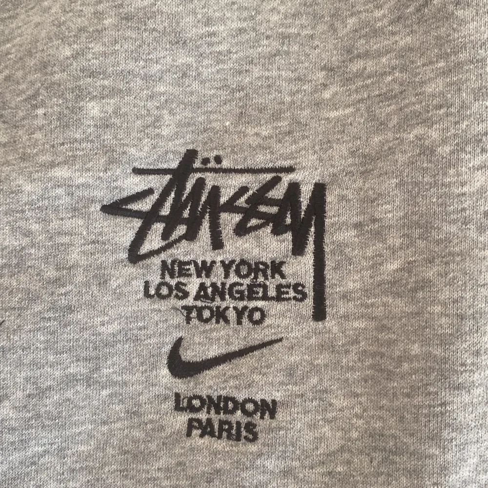 Säljer en snygg grå sweatshirt från Nike i samarbete med Stüssy. Använd ett fåtal gånger men säljer den då den var lite lång i ärmarna för min smak.. Tröjor & Koftor.