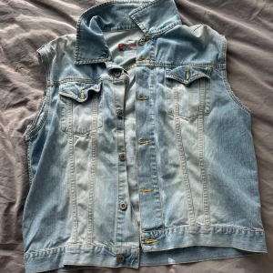 Jeansväst  - Jättesnygg jeansväst i bra skick! 