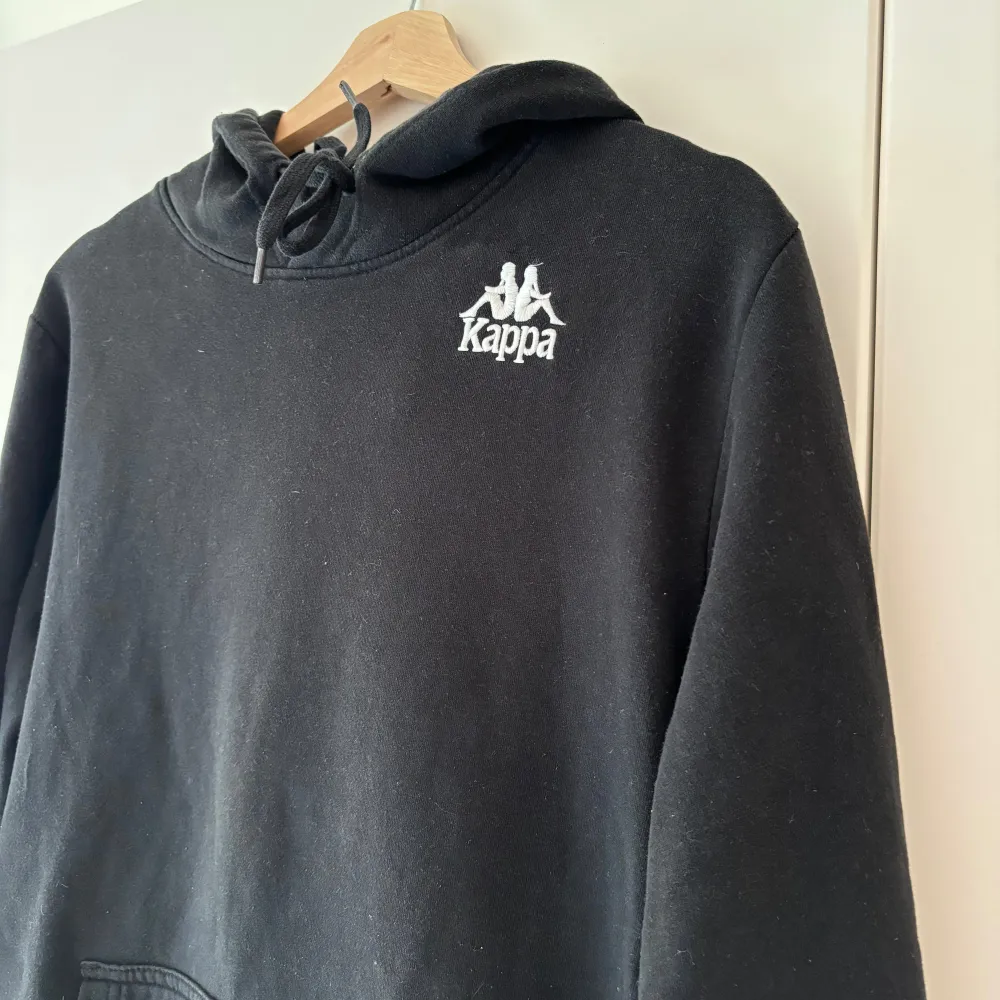 Här säljer jag min kappa hoodie som är i storleken medium och inte längre kommer till användning. För fler frågor eller funderingar så är det bara att höra av dig så svarar jag så fort jag kan!. Hoodies.