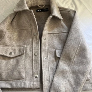 Beige kappa  - Beige kappa från zara som bara används ett fåtal gånger och därför inga defekter. En lite kortare modell som är jätte fin till hösten🤍