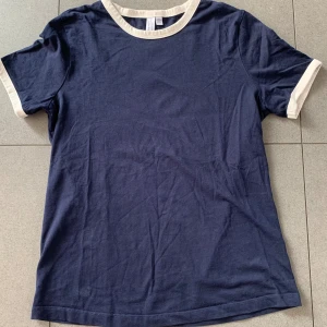 T-shirt från &other stories  - Jättefin tröja med fina vita detaljer i krage och armar. Sällan använd, mycket bra skick! Hör av dig om du har några frågor🥰