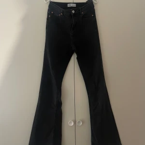 Zara jeans  - Ett par zara jeans som jag säljer då jeansen inte passar mig längre, dom sitter superfint och är supersköna på! Storlek 38 