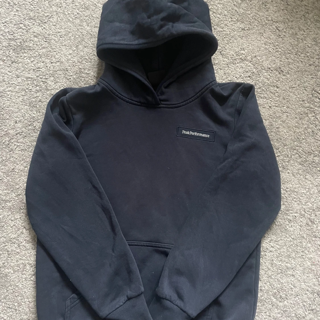 Mörkblå hoodie från Peak Performance