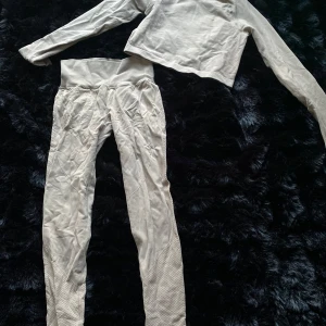 Beige set från FB Sister - Säljer ett beige tränings set från FB Sister. Tröjan är långärmad och byxorna har en ribbad struktur. Perfekt för en avslappnad stil. Setet är i storlek S och passar bra för en bekväm vardagslook.