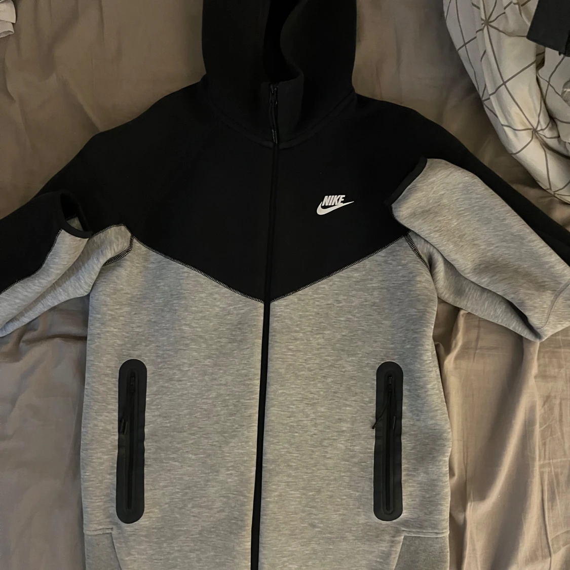 Grå och svart hoodie från Nike
