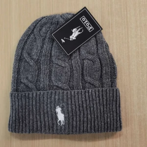 Grå stickad mössa från Polo - Snygg grå stickad mössa från Polo med kabelstickat mönster och broderad logga framtill. Helt ny. Skick 10/10. Nypris runt 1000 kr. Säljer min för 600 kan gå ner vid snabb affär! ☺️☺️