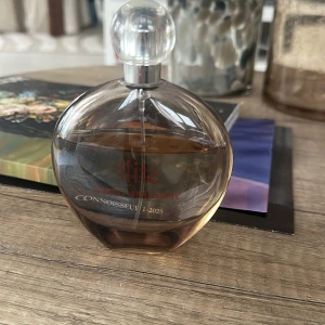 Still Jennifer Lopez Connoisseur 2023 - Elegant parfymflaska med rund form och genomskinlig design. Innehåller doften 'Still' av Jennifer Lopez, märkt med 'Connoisseur 2023'. Perfekt för den som söker en sofistikerad och tidlös doft. Nypris 450 mitt pris 259