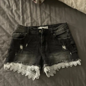 Jeans shorts med vit spets  - Är för stora för mig och är högmidjad på mig.