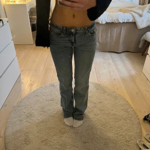 Blå jeans med bootcut - Säljer mina blå jeans från H&M som är bootcut/straight, köpta för många år sedan! Dom är i bra skick!