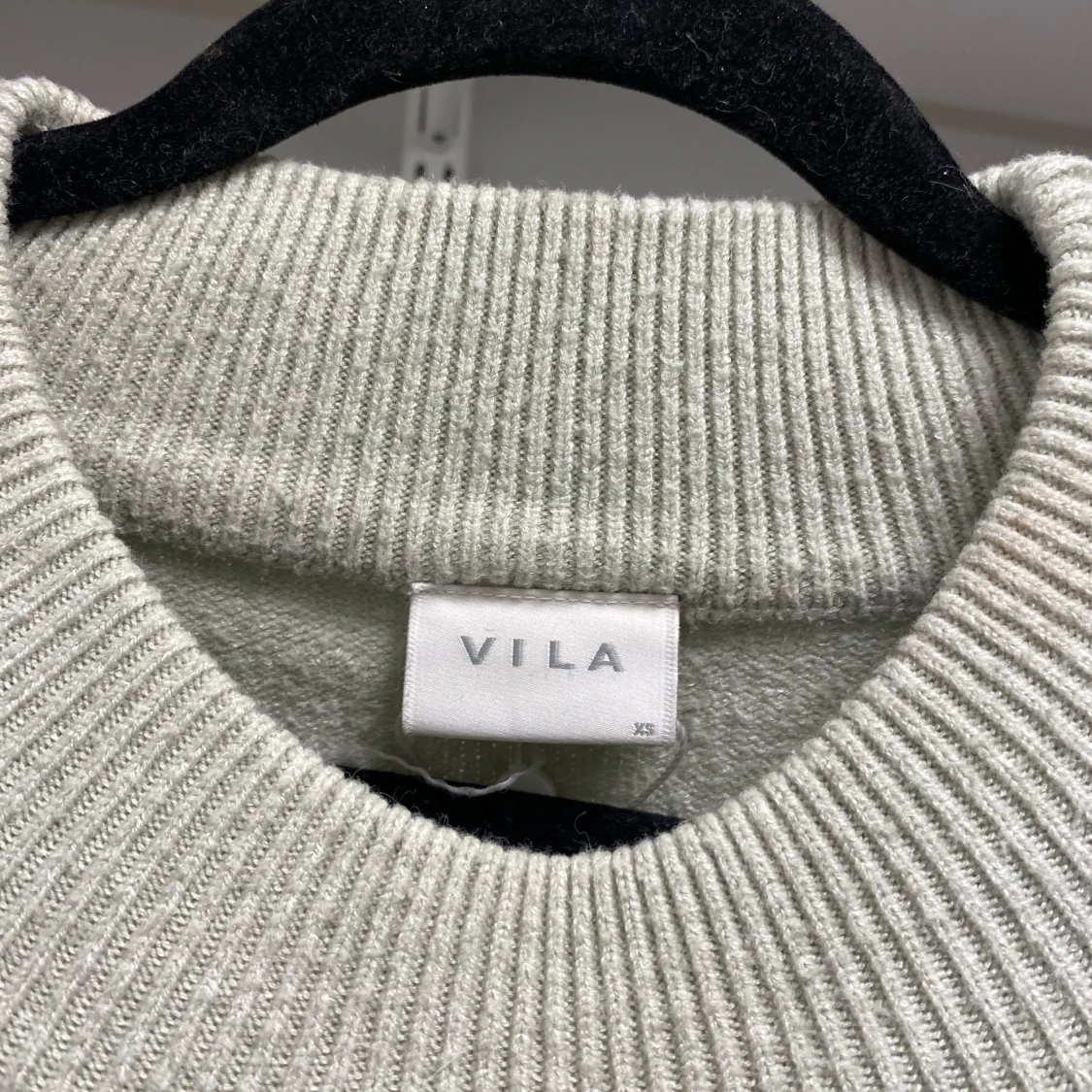 Ljusgrå stickad tröja från VILA - 1