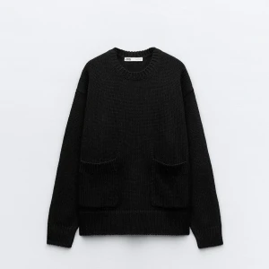 Svart stickad tröja från Zara - Säljer en stilren svart stickad tröja från Zara. Tröjan har långa ärmar och praktiska fickor framtill. Perfekt för kyligare dagar och enkel att matcha med olika outfits. PRIS KAN DISKUTERAS!!