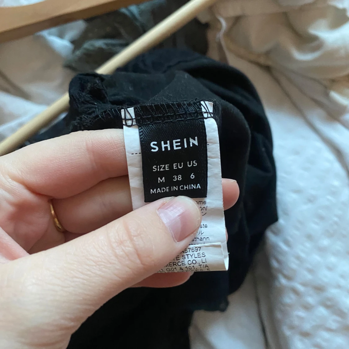 Svart blus med spetsdetaljer  - 3