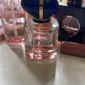 My Way parfym från Giorgio Armani - Säljer det jag har kvar av min parfym från My way! Säljer då jag inte använder den.