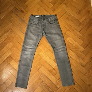 Replay anbass - Replay anbass jeans| Grå| storlek 33 slim fit| jättefint skick| inga defekter | nypris runt 2000kr mitt pris 549kr| pris ej hugget|🍾🍾🍾🍾🍾🍾🍾🍾🍾