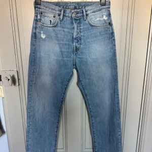 Blå Acne Studios jeans - Snygga blå jeans från Acne Studios med en klassisk straight fit. De har lätta slitning på framsidan vid fickorna. Storleken är 30/32. Denna modell säljs ej längre men liknande ligger ute på Acnes hemsida för runt 4000kr. Hör gärna av dig vid frågor!