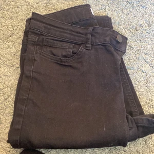 Helt nya svarta boot cut jeans från lindex!! - Helt nya svarta bootcut jeans🙏🏻 As snygga. Säljer pga att jag har för många jeans.. Har ingen prislapp kvar men bara provade! Strl 158 men passar Xs/S också!! orginal pris 349
