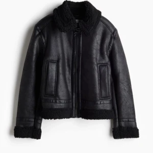 Svart jacka från H&M - Svart jacka från H&M med pilefoder inuti. Jackan är i nyskick då den endast är testad. Storlek L men den är liten i storleken och passar mig som brukar ha S-M