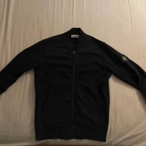Stone island kofta - Storlek M. Perfekt sick inga defekter. 100% äkta och det kan du ta reda på igenom antigen använda eller scanna koden på bild 2.  Nypris 5000 kr. pris kan diskuteras 