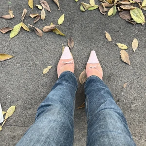 Rosa klackskor från Annamaria Sevieri - Eleganta rosa klackskor med spetsig tå och dekorativ rosett. Känns väldigt early 2000’s Carrie Bradshaw🥹Skorna har en kombination av mocka och krokodilpräglat skinn. Perfekta för en bal eller fest🩷 Jättesköna att gå i. Passar även storlek 38