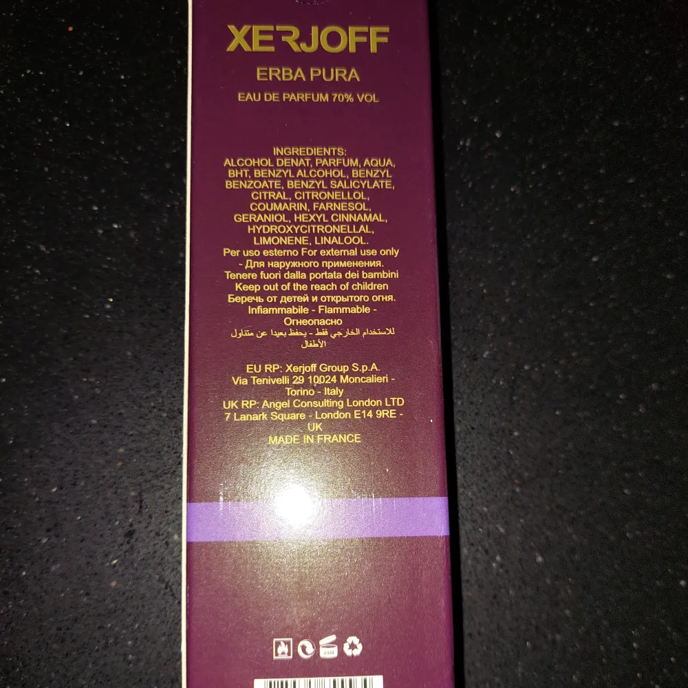 Säljer en exklusiv Xerjoff Erba Pura Eau de Parfum i en elegant 20 ml flaska. Doften är känd för sin unika och lyxiga karaktär, perfekt för den som vill sticka ut. Flaskan är stilren med en frostad finish och ett silverfärgat lock. En doft som verkligen fångar uppmärksamhet. använd tre gånger finns 19ml i den. Vi kan prata om priset om det är för högt.. Perfume.