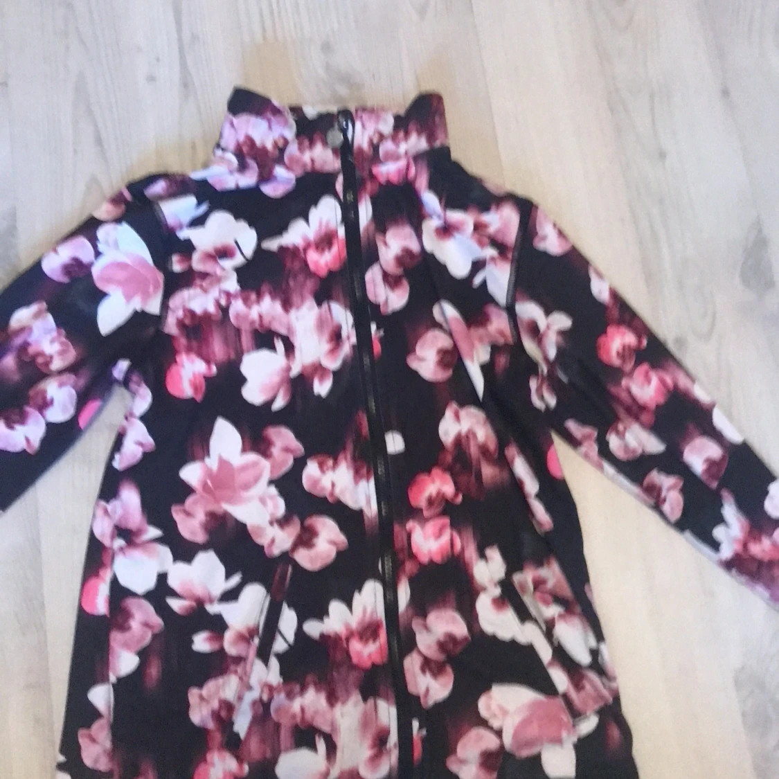 Blommig jacka med dragkedja - 1