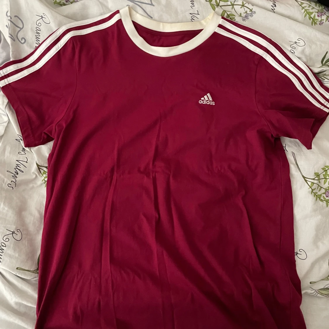Röd t-shirt från Adidas