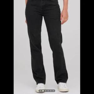 Svarta straight jeans  - Snygga svarta jeansbyxor med en medelhög midja från Cubus. Använda ett fåtal gånger så de är i mycket bra skick. Det är en rak passform i storlek 28/32☺️