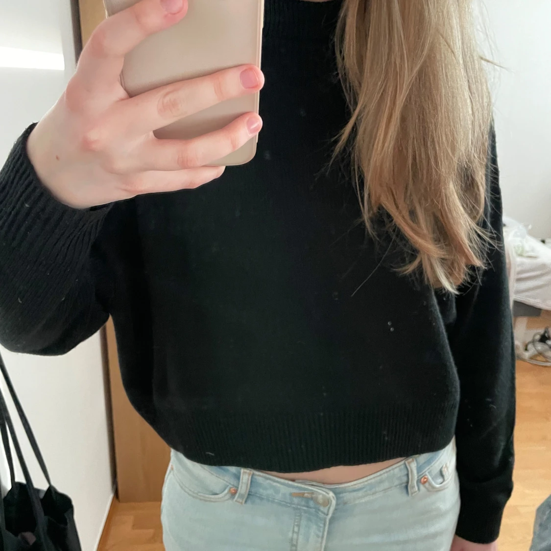 Svart stickad kroppad polotröja - 1