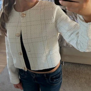Vit rutig kavaj med guldknappar - Säljer en elegant vit tröja med rutigt mönster och stiliga guldknappar❣️