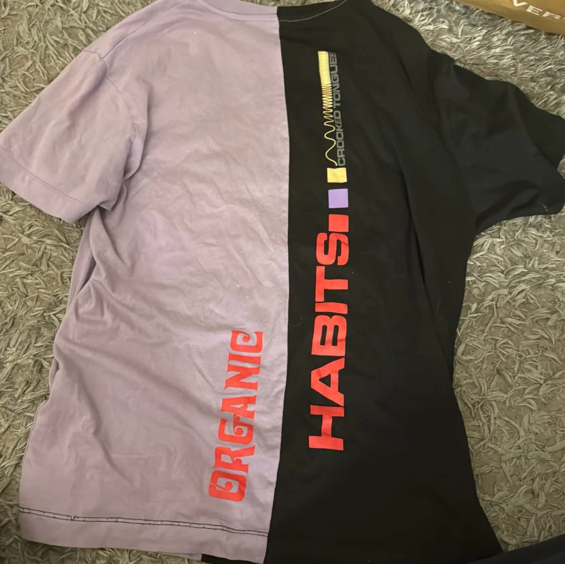 Svart och lila t-shirt med grafiskt tryck - 1