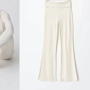 Leggings  från Gina Tricot - Snygga vita byxor från Gina Tricot med en stilren design. Byxorna har en hög midja och är tillverkade i ett mjukt material som ger en bekväm passform. Perfekta för en chic och avslappnad look.
