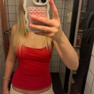 Rött linne från MEXX - Säljer ett snyggt linne från MEXX. Toppen är tight och perfekt för sommaren.