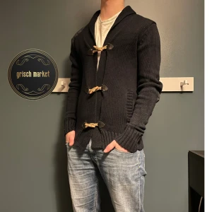 Mörkblå kofta  - En riktigt fet kofta i gott skick, skick 9,3/10 | märke All Saints extraordinär kvalitet | perfekt nu till vintern/våren | size S och den sitter som en S, den är sitter lite litet på mig som är 181cm, mått kan fås i DM | kom gärna med frågor och funderingar! |