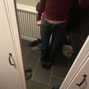 Low waist bootcut jeans  - Snygga mörkblå lågmidjade bootcut jeans. Köpta second hand men inte använda mycket av mig då de inte riktigt passar. Storlek 36. Skriv gärna vid frågor 🥰