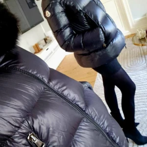 Moncler jacka  - Säljer min Moncler serifur Giubbotto. 50% på nypris Köpt på NK  Stl 0 Sparsamt använd