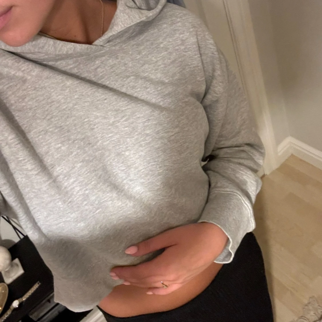 Grå croppad hoodie - 1