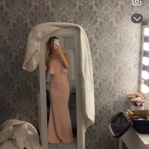 Ljusrosa axelbandslös långklänning - Perfekt för bal eller något finare tillfälle✨🍸 Passar mig som brukar vara XS