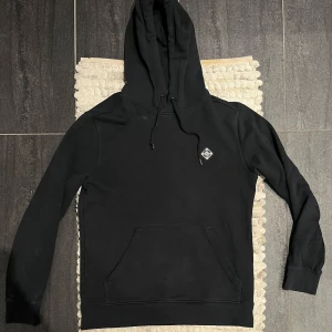 Svart hoodie från J.Lindeberg - Säljer en stilren svart hoodie från J.Lindeberg || Storlek: M || Använd med tvätt-anmärkningar, men i över i fint skick