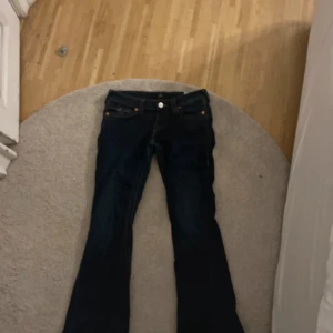 Mörkblåa true religon jeans - Dom är inte slitna längst ner och dom är uppsydda pga att di var för korta men annars super fina💖