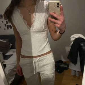 Vit spetsblus -  vit spetsblus med v-ringning. Blusen är ärmlös och har en öppen rygg.Perfekt för sommarens varma dagar❣️