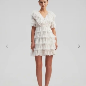 By malina klänning - Söker att byta denna klänning till en XS , har en S men behlver en mindre. Skriv ifall ni vill byta 💕