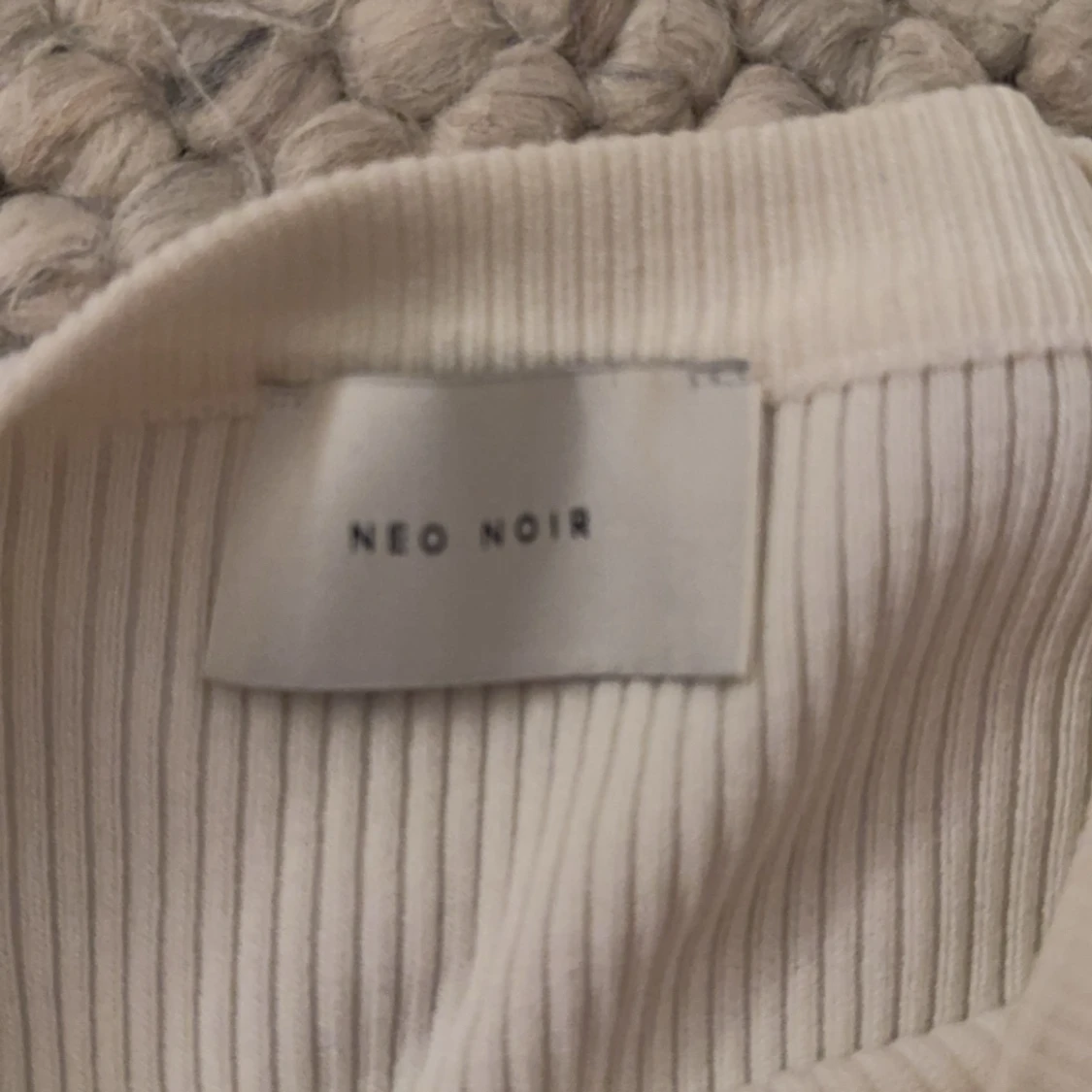 Vit ribbad tröja från Neo Noir med puff ärmar  - 2