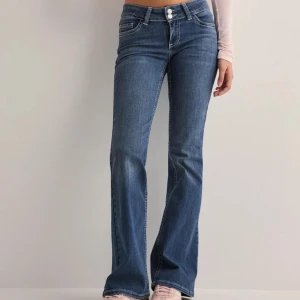 Lågmidjade jeans - Säljer mina jeans från Nelly, använt minst 3 gånger, de är uppsydda ca 4 centimeter men det går enkelt att sprätta upp💕💕