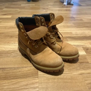 Timberland boots - Säljer de klassiska och populära bootsen från Timberland.  Perfekta för höst och vinter. I bra skick utan defekter. Ingen låda eller kvitto kvar därav priset. 