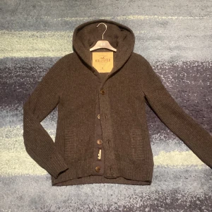 Hollister cardigan - En hollister cardigan i storlek M. Skick 9/10. Skriv vid minsta fundering 💭