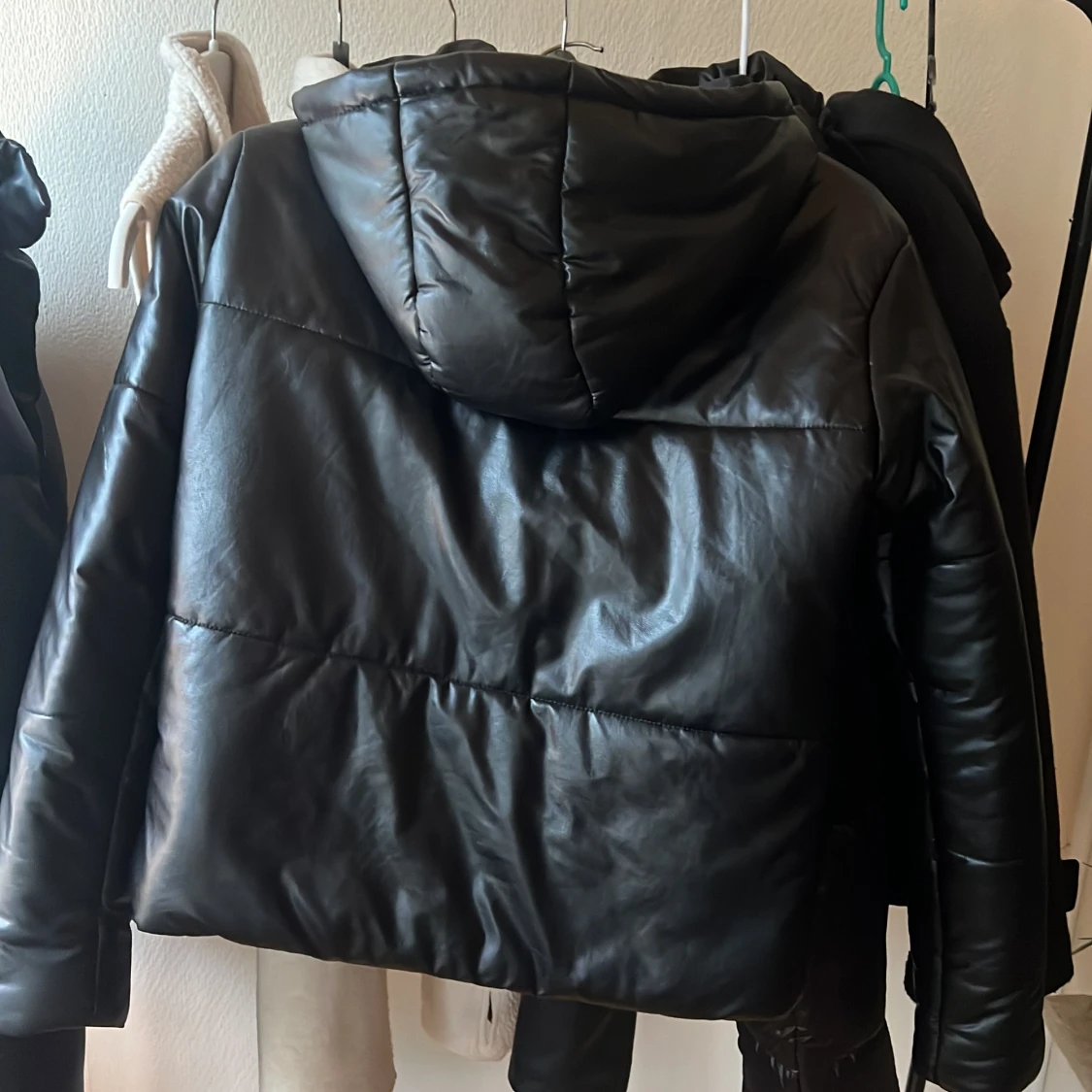 Svart pufferjacka från Boohoo - 1