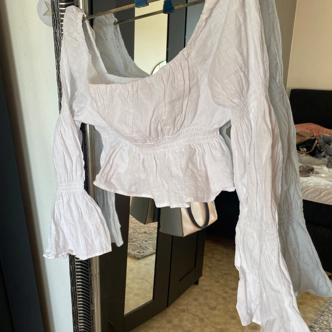 Vit blus med volangdetaljer - 1